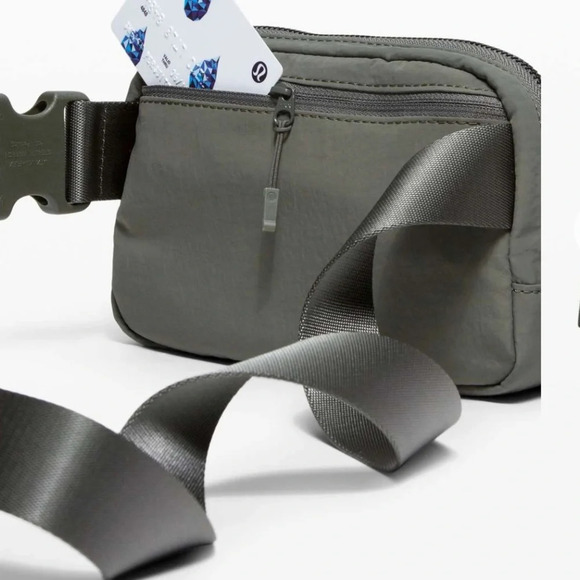 Lululemon Athletica Everywhere belt bag 1L, Grey Sage, SOLD OUT ONLINE - Picture 3 of 13